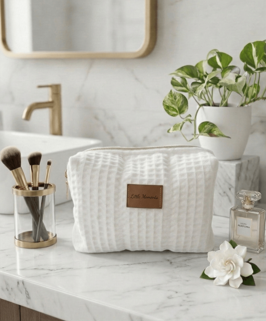 Χειροποίητο μεσαίο νεσεσέρ καλλυντικών Little Moments από την Rêve Skincare. Premium waffle ύφανση σε λευκό χρώμα με χρυσό φερμουάρ και δερμάτινη λεπτομέρεια.